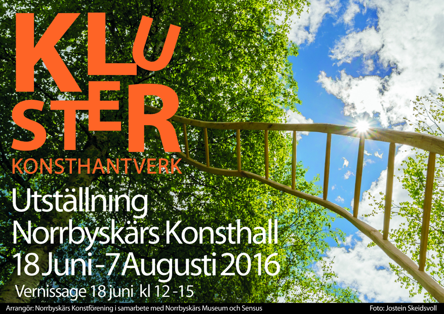 Affisch med info för Klusters utställning på Norrbyskär; Gröna lövkronor, blå himmel med vita moln och en slöjdåd stege som sträcker sig mot skyn
