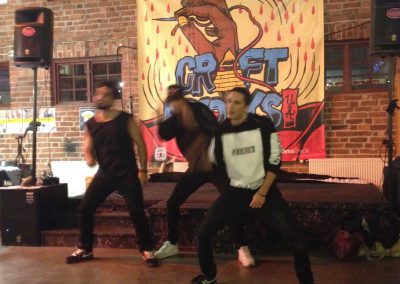 tre killar från Balettakademin som dansar